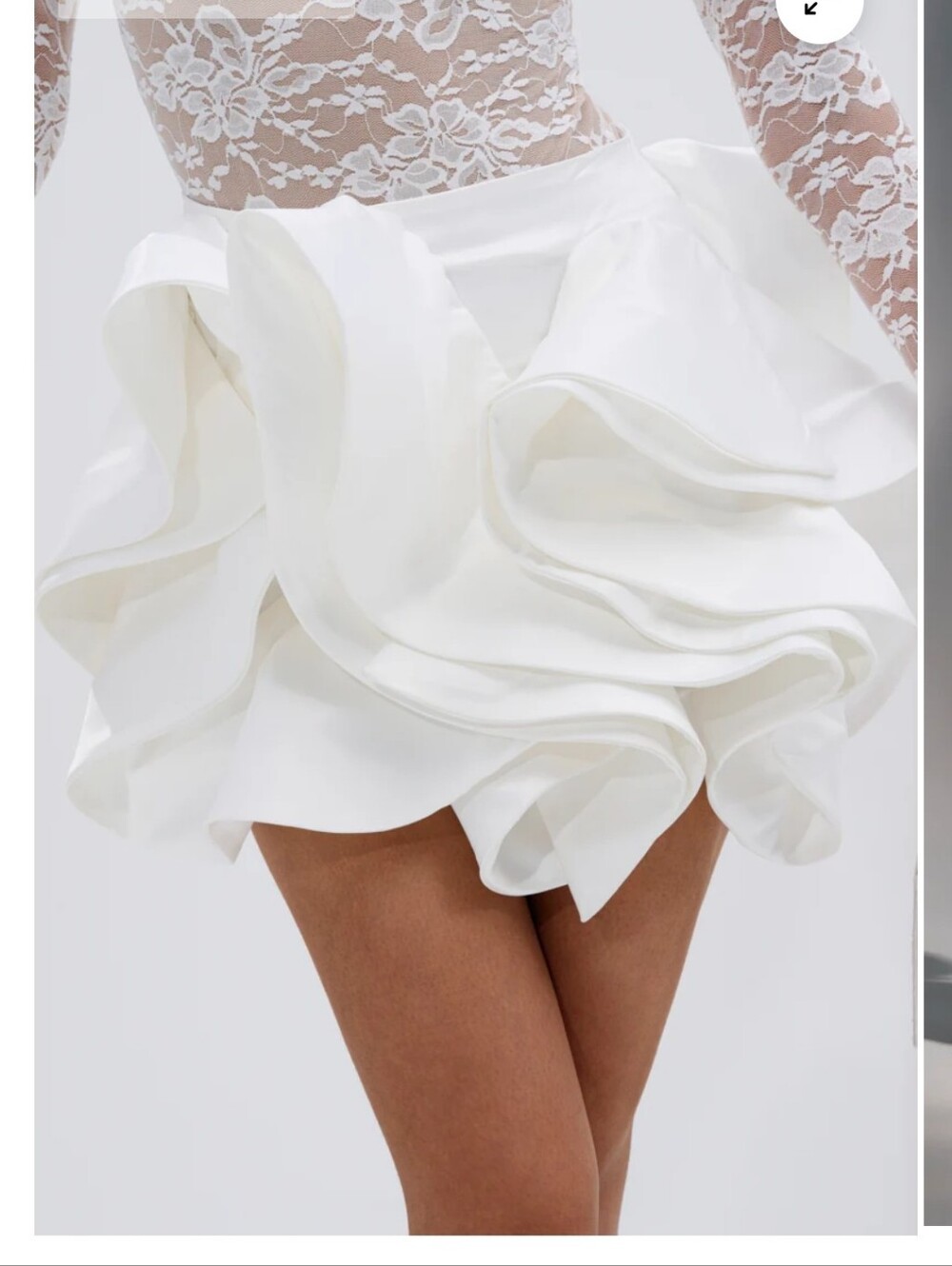 Elegant White Ruffle Mini Skirt 1x